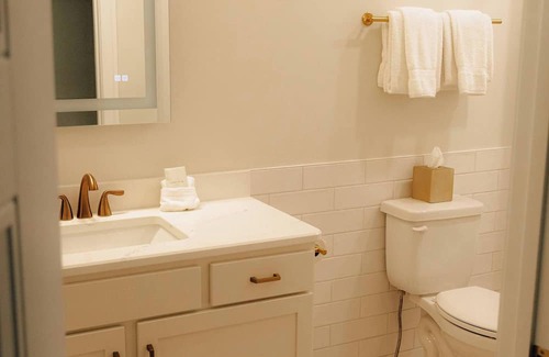 Elk Rapids Wohnung | Guestroom - 1 King Su