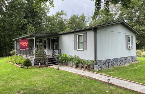 Toms Brook Haus | Comfortable 4 Person Cottage with North Fork of the Shenandoah River Access