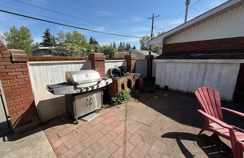 Varsity Haus | Cozy 3BD Basement Suite, 1 Bath in Varsity