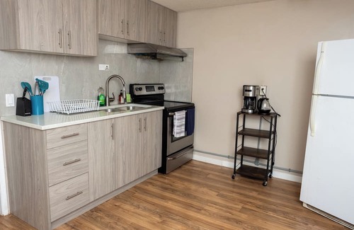 Varsity Haus | Cozy 3BD Basement Suite, 1 Bath in Varsity