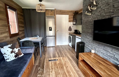 Flumet Wohnung | Apartment at the foot of the slopes, swimming pool, sauna, linen included and pets allowed.