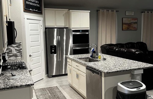 Katy Haus | Charming 3-bedroom house with Pool, WiFi and AC in delightful Katy