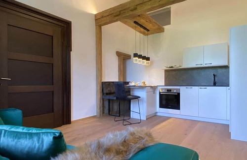 Aurolzmunster Wohnung | Elegant Versailles Stay for 3 |Breakfast Included