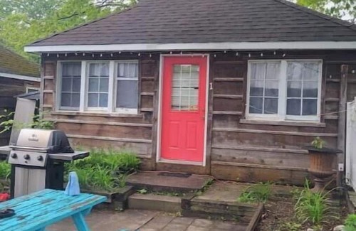 Grand Bend Kabine | Cozy Cabin #1, one block to the beach