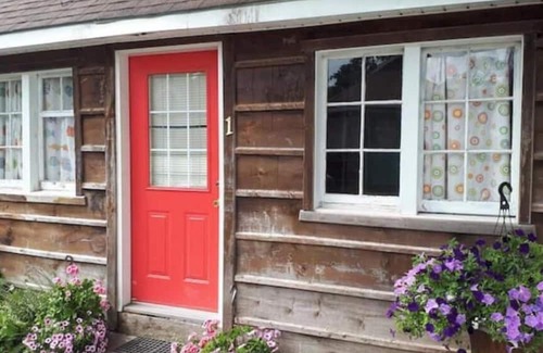 Grand Bend Kabine | Cozy Cabin #1, one block to the beach