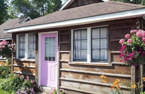 Grand Bend Kabine | Cozy Cabin #2, one block to beach