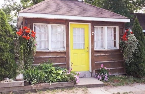 Grand Bend Kabine | Cozy Cabin #6, one block to beach