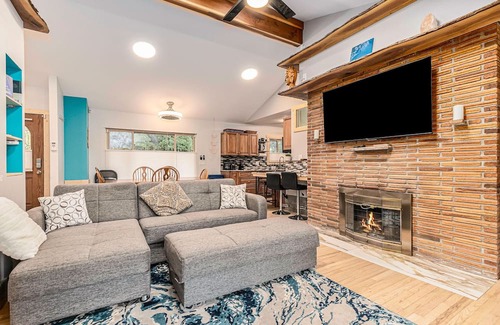 Drayton Plains Wohnung | AMAZING 1 Acre Lakefront 3b/2b Apt w/Access to 4 Lakes, peaceful, boats galore!