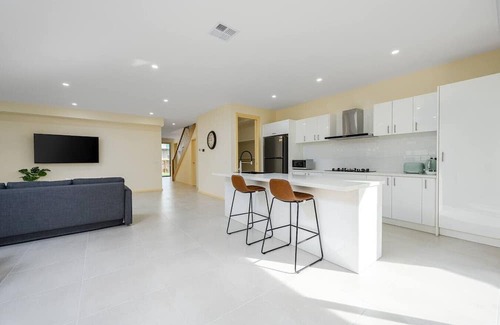 Westmeadows Haus | Westmeadow Breeze Skyline Stay – 8 Min to Airport