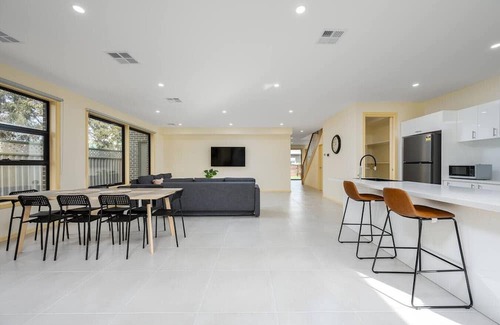 Westmeadows Haus | Westmeadow Breeze Skyline Stay – 8 Min to Airport