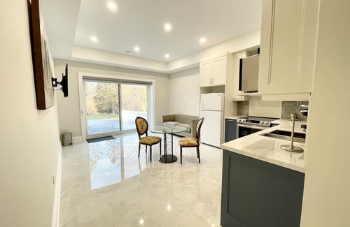 Thornhill Haus | Luxury Suite in New Custom Home