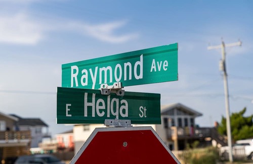 Colington Hütte | Counting Pelicans + Ocean View + Pelican Hunt in Kill Devil Hills, NC