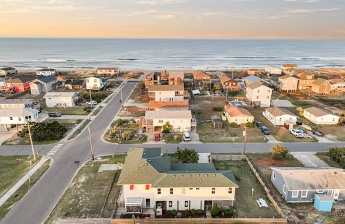 Colington Hütte | Counting Pelicans + Ocean View + Pelican Hunt in Kill Devil Hills, NC