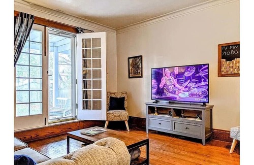 Decatur Haus | Historic Charming 4BR on the WestEnd near Millikin