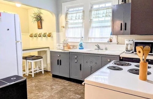 Decatur Haus | Historic Charming 4BR on the WestEnd near Millikin