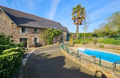 Saint-Quentin-sur-le-Homme Hütte | Au Mont De La Quintine #Pool and Jacuzzi