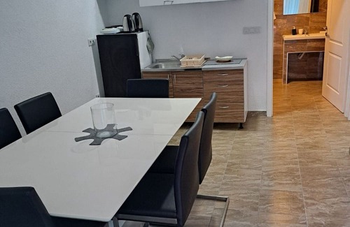 Sarajevo Wohnung | Rakovica Resort - Apartment with Shared Pool 5