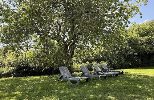 Payzac Haus | Spacious family house in the heart of Payzac with private garden, up to 10 people, pets allowed