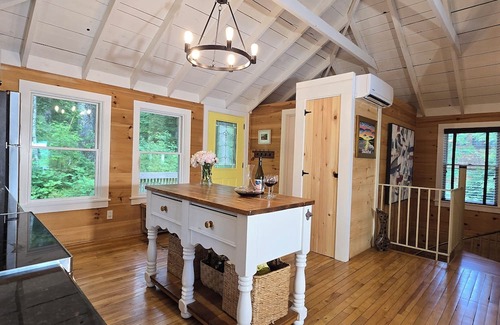 Union Haus | Lakeside Escape: Renovated Lake House + Bunkhouse + Water Toys + Hot Tub