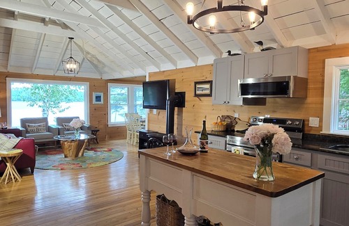 Union Haus | Lakeside Escape: Renovated Lake House + Bunkhouse + Water Toys + Hot Tub