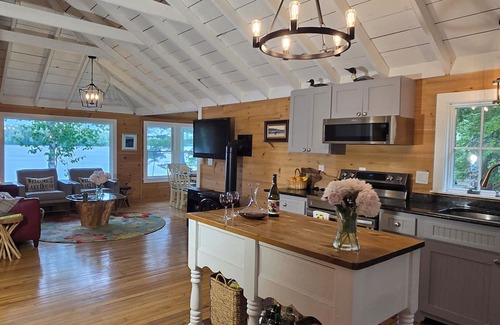 Union Haus | Lakeside Escape: Renovated Lake House + Bunkhouse + Water Toys + Hot Tub