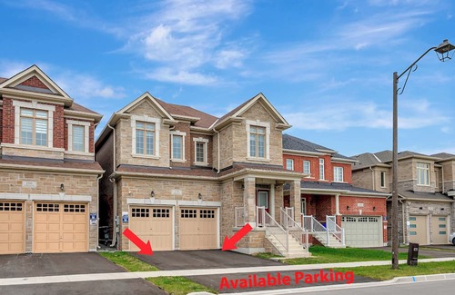 Stouffville Haus | Luxurious Master guest suite w/office space in Stouffville, Canada