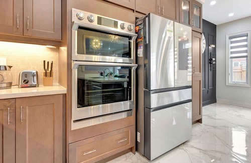 Stouffville Haus | Luxurious Master guest suite w/office space in Stouffville, Canada