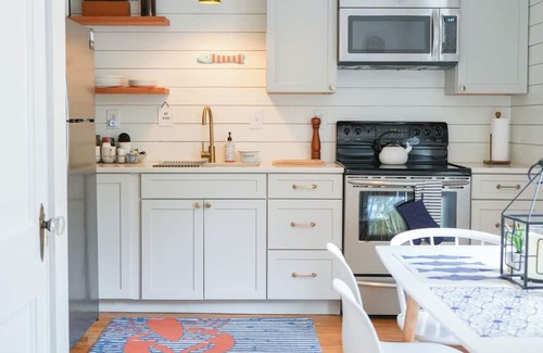 West End Wohnung | Amazing West End apartment walkable to downtown and the waterfront.
