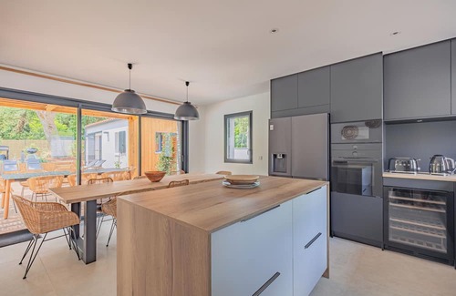 Le Grand-Village-Plage Haus | New air-conditioned archecte villa, heated pool near beach and shops