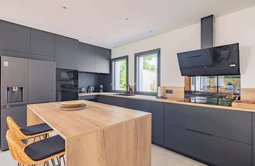 Le Grand-Village-Plage Haus | New air-conditioned archecte villa, heated pool near beach and shops