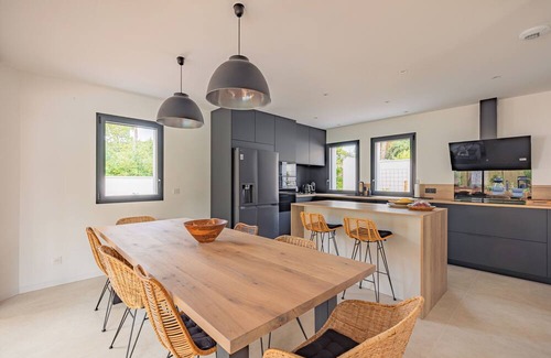 Le Grand-Village-Plage Haus | New air-conditioned archecte villa, heated pool near beach and shops
