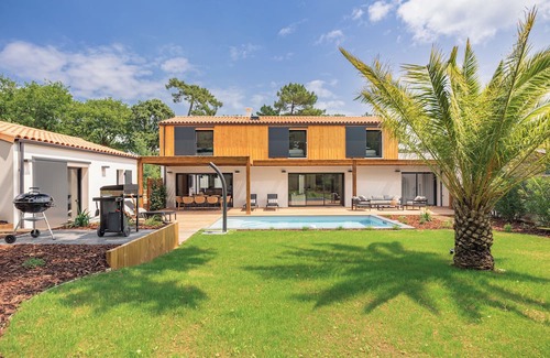 Le Grand-Village-Plage Haus | New air-conditioned archecte villa, heated pool near beach and shops