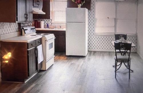 Anniston Haus | Deep stairs Loft with Wi-Fi, AC in charming Anniston