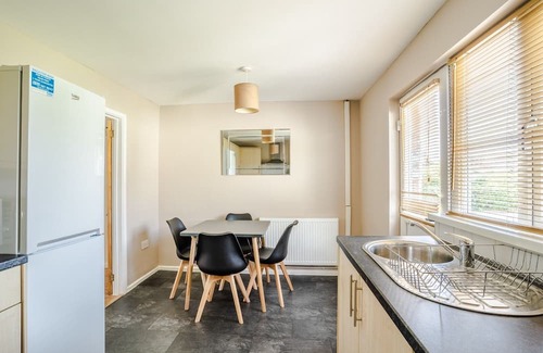 Pontlliw and Tircoed Haus | Parking, Smart TV in Each Room!