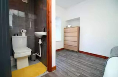 Uplands Wohnung | 2 Bed Flat, 2 En-Suites, Parking, Sleeps 6