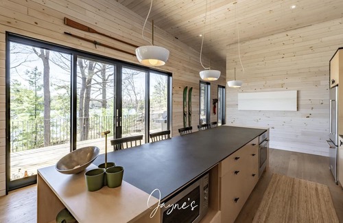 Seguin Hütte | 4 bed 4 bath cottage in prime location on Lake Joseph