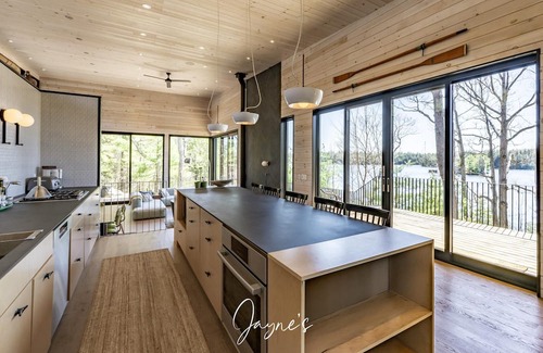 Seguin Hütte | 4 bed 4 bath cottage in prime location on Lake Joseph