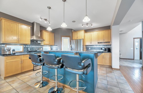 Chestermere Haus | Lake Chestermere /Exsecutive Home, 5BR, Sleep 9 /Golf Course /Near Calgary
