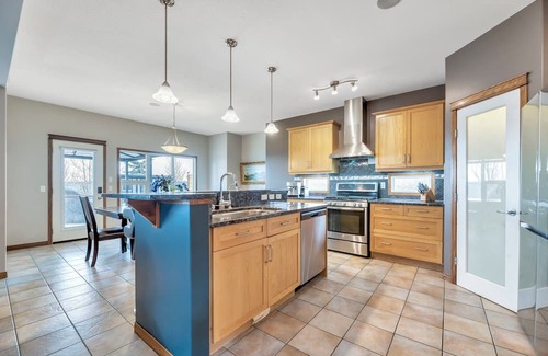 Chestermere Haus | Lake Chestermere /Exsecutive Home, 5BR, Sleep 9 /Golf Course /Near Calgary