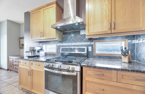 Chestermere Haus | Lake Chestermere /Exsecutive Home, 5BR, Sleep 9 /Golf Course /Near Calgary