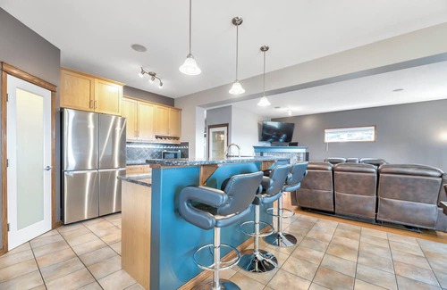 Chestermere Haus | Lake Chestermere /Exsecutive Home, 5BR, Sleep 9 /Golf Course /Near Calgary
