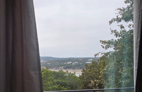 Waterford On Lake Travis Haus | Pet-friendly, upper-level 3-bedroom home with AC, WiFi