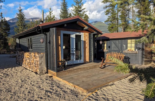 Tete Jaune Cache Kabine | Rustic Mountain Getaway, cozy, couples, mountain views, Mount Robson and Jasper.