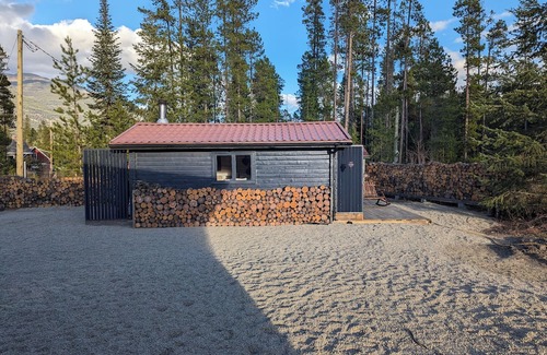 Tete Jaune Cache Kabine | Rustic Mountain Getaway, cozy, couples, mountain views, Mount Robson and Jasper.