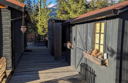 Tete Jaune Cache Kabine | Rustic Mountain Getaway, cozy, couples, mountain views, Mount Robson and Jasper.