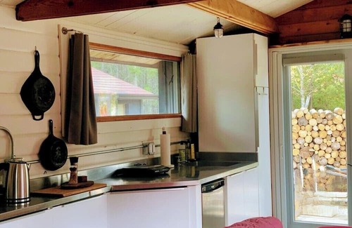 Tete Jaune Cache Kabine | Rustic Mountain Getaway, cozy, couples, mountain views, Mount Robson and Jasper.