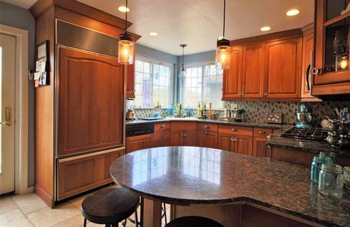 Dark Hollow Woods Haus | Spacious 5-bedroom house in Oakmont with WiFi, AC . 2 blocks from Oakmont C.C.
