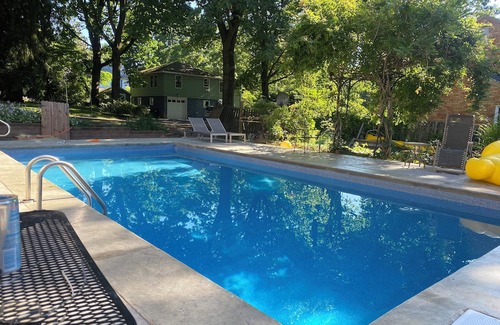 Dark Hollow Woods Haus | Spacious 5-bedroom house in Oakmont with WiFi, AC . 2 blocks from Oakmont C.C.