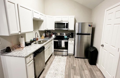 Fort Worth Haus | Ctrl+Alt +Relax - Cozy Work Stay house with WiFi, AC in Fort Worth
