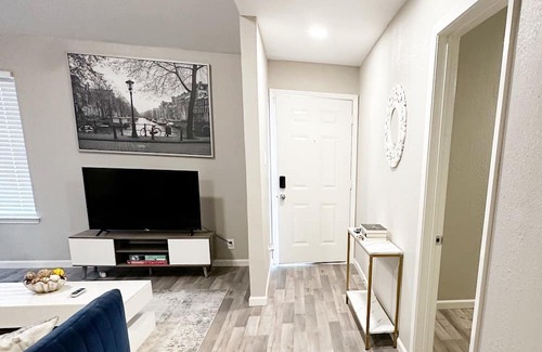 Fort Worth Haus | Ctrl+Alt +Relax - Cozy Work Stay house with WiFi, AC in Fort Worth
